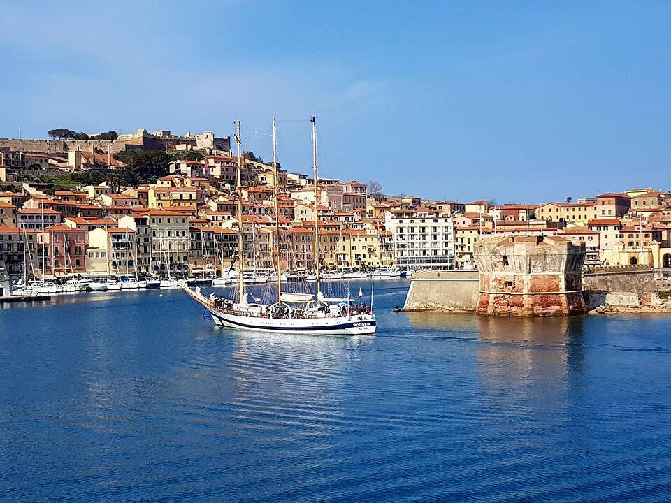 in_elba's tweet photo. Se #ScappoA #Portoferraio ☀️ ai miei occhi appare una cartolina di straordinaria bellezza: la #cittafortificata, anticamente #Cosmopoli, e la #DarsenaMedicea ⛵️⚓️Luoghi che fanno innamorare #IsoladElba #WeddingDestination #WeddingInElba #WeddingTourism #BellezzedellaToscana https://t.co/3jBFDlRYT5