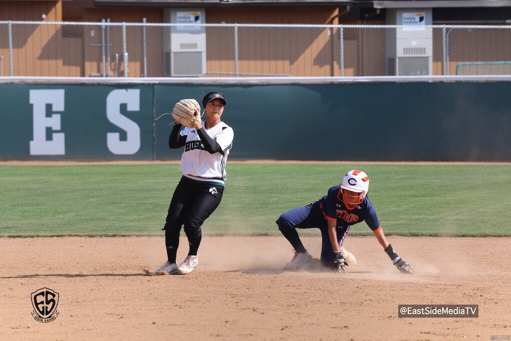 ErikSarni1's tweet photo. #ELACHuskies πΊ show bite with late inning comeback over @ccfightingowlsπ¦ #Softball #CitrusOwls #EastLA #Huskies πΈ https://t.co/ApEUReGposβ¦ https://t.co/7pybb9ngUT