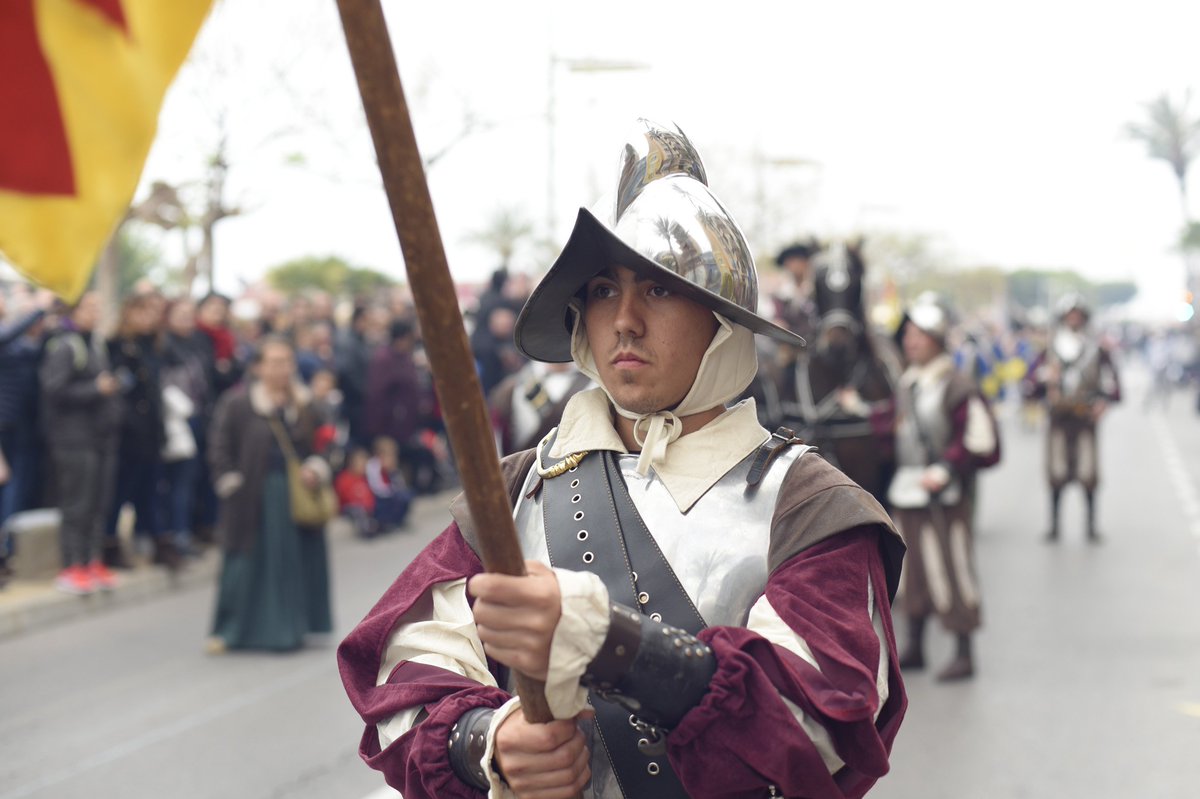 Gran desfildada històrica que va recorrer el Passeig Buenavista del Grau de Castelló i que va servir per acomiadar el Sthandart