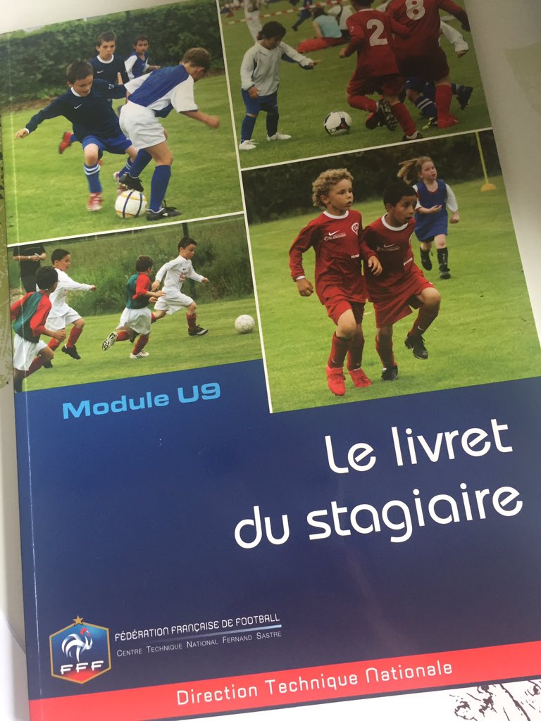 LouisDx8's tweet photo. on ressort les bons vieux livres pour le stage vacances U9 ! Préparation de séance technique le matin et jeu l'après midi. #FFF @FFF @Ir2fLFNA #CFF1 #BMF https://t.co/ynT89SIXVX
