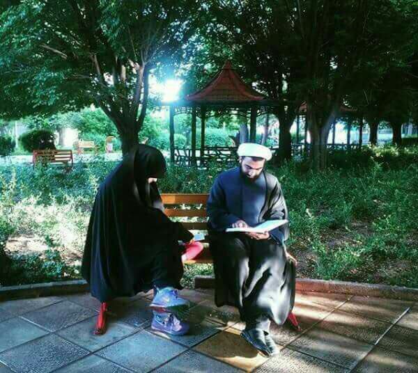 اذا الشابُ يوماً أراد الثبات
فلا بدّ من أن يغض البصر
ولا بد للقلبـ❤️أن يتقي
ولا بد للبنت أن تستتر
#الطيبون_للطيبات 🌹😊
#زينب 🇮🇶