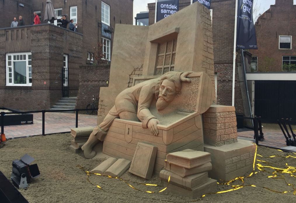 OmroepGLD's tweet photo. Ontsnapping Hugo de Groot vastgelegd in zandsculptuur https://t.co/m7PD6YMU4F https://t.co/EWgbIrBpsU