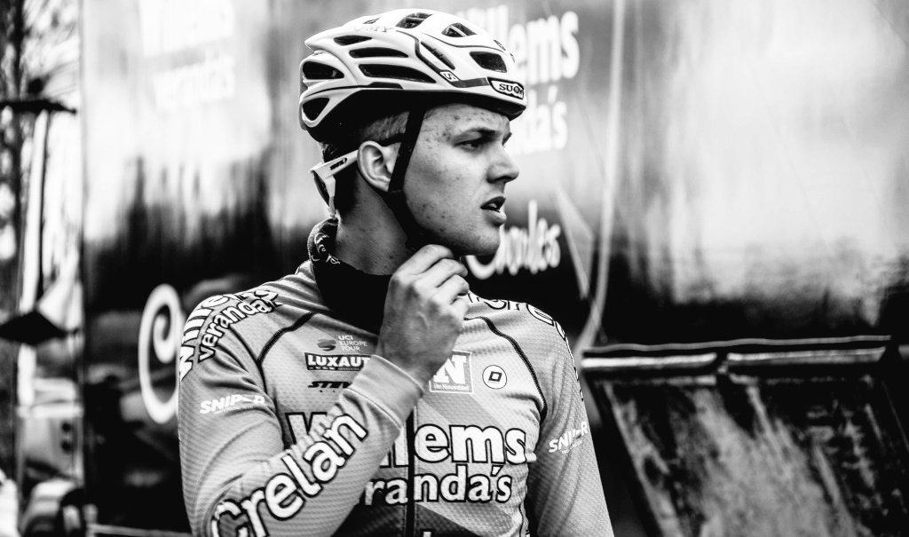 Ce matin j'ai le cœur lourd. Comme tous les lendemains de #ParisRoubaix, quand la fête est finie, mais particulièrement aujourd'hui car le monde du cyclisme est endeuillé et que ce qui devait être une fête a tourné au drame. 23 ans bordel 😔