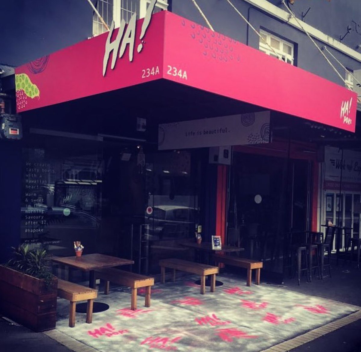 poke_ha's tweet photo. Open now for breakfast, lunch &amp; dinner at 234 Ponsonby Road in Auckland #ponsonbyroad #pokebowls #acaibowls #Smoothies #Auckland #sidewalkart #HA! https://t.co/xRY9FxVnTm
