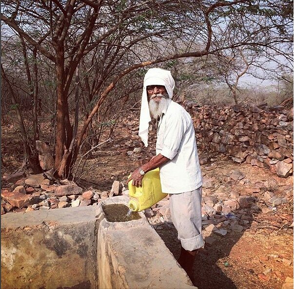 EverRajasthan's tweet photo. Hello again my friend!! I meet Satnam singh ji every time I am up at Nahargarh Fort. He brings water for birds and animals to ensure summer is not harsh on them.

Image by Heritage water walks.

#travel #india #responsibletourism #development #water #inspiring
#Citizens https://t.co/nBlYHHkwM3