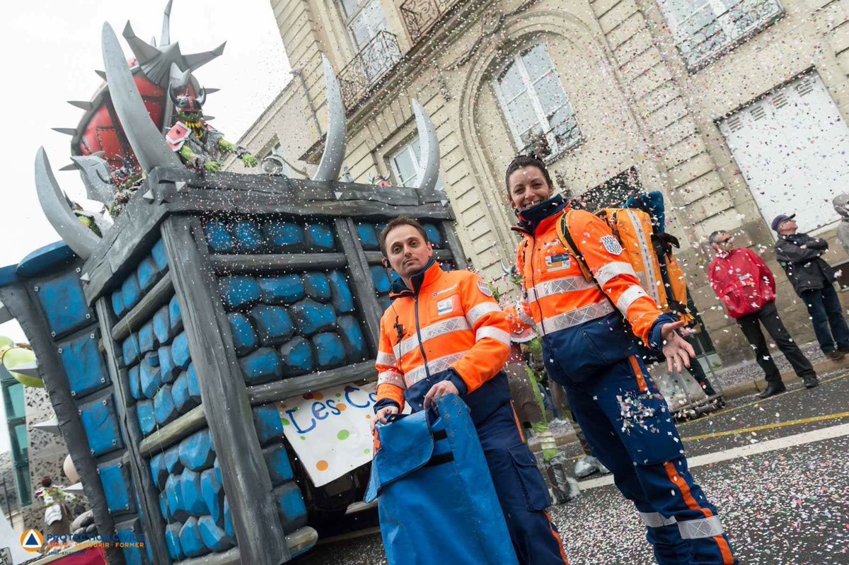 protec44's tweet photo. Hier au #Carnaval de #Nantes, nos bénévoles étaient présents sur une fête haute en couleurs ! https://t.co/uZiQ9n8lC6