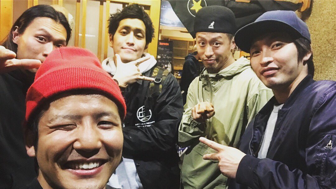 bboycovit's tweet photo. 千葉イズム
タクマとGEKKOSTATEで参戦!!

ベスト4でリズムスニーカーズのGさんとネイキッド君にボコられました!!w
悔しいけど楽しかったー!

色んなbboyがいて刺激なったなー本当に。

詳しくはまたブログで!!

#千葉イズム
#bboy
#okinawa
#GEKKOSTATE
#たくまがビールを飲むと言う奇跡が起きました https://t.co/h6xI7jSIHj