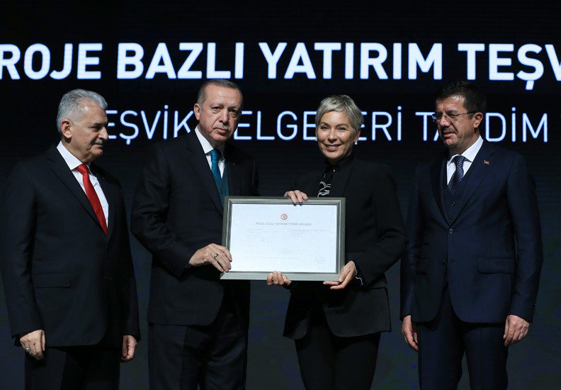 tcbestepe's tweet photo. “Elini taşın altına koyan iş dünyamızın temsilcileriyle omuz omuza ülkemizi hedeflerine ulaştırana kadar durmayacağız” https://t.co/H08LtTs1ox https://t.co/7kn4eJGUSi