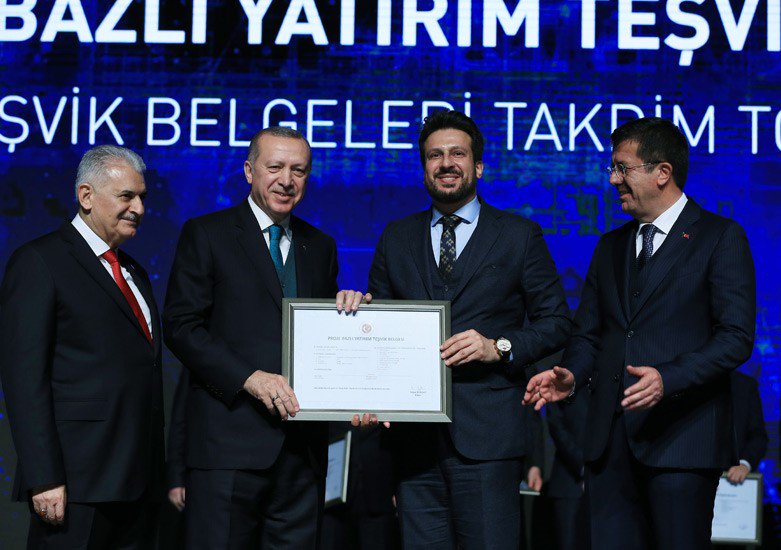 tcbestepe's tweet photo. “Elini taşın altına koyan iş dünyamızın temsilcileriyle omuz omuza ülkemizi hedeflerine ulaştırana kadar durmayacağız” https://t.co/H08LtTs1ox https://t.co/7kn4eJGUSi
