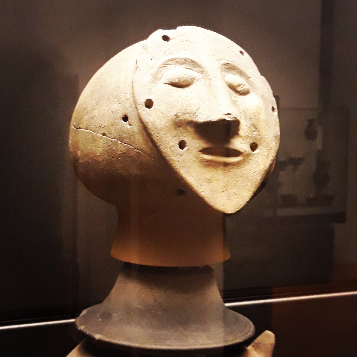 SibillaItalica's tweet photo. Volto da vaso canopo etrusco, museo di #Chiusi. #Etruschi #Toscana #Rasenna https://t.co/OhLVygs8GN
