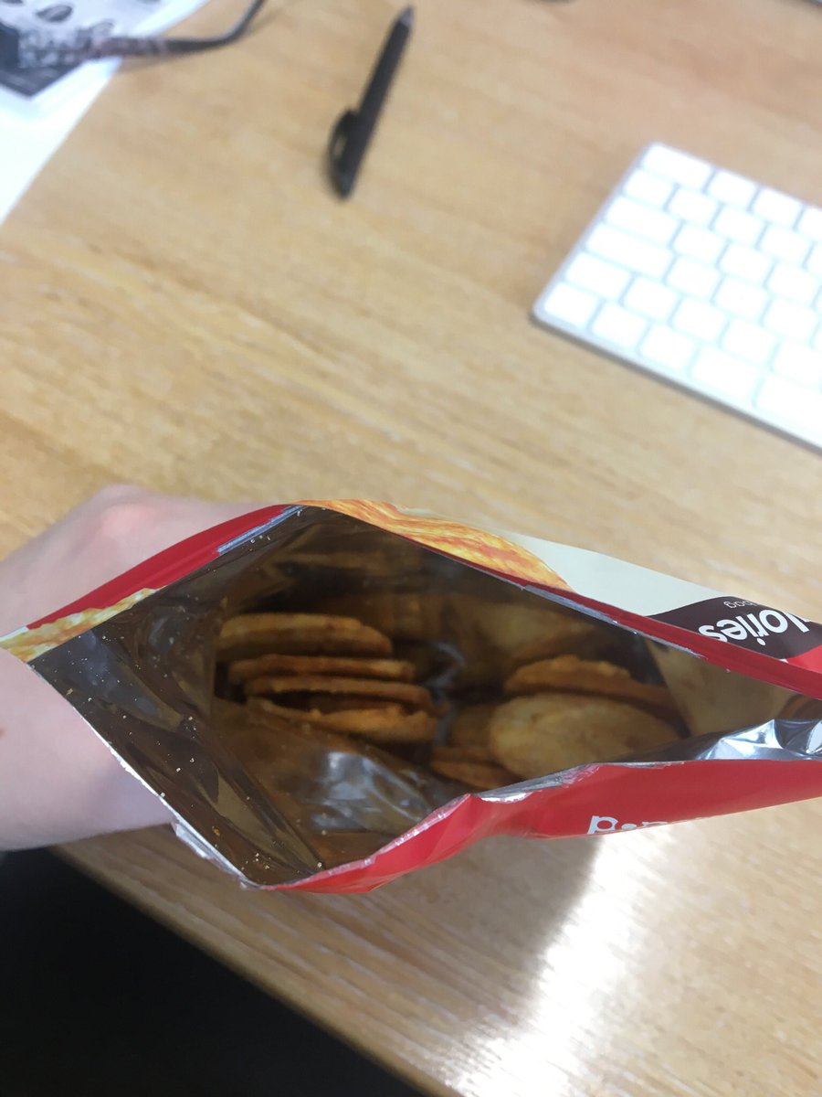 harrietl23's tweet photo. @popchipsUK I can appreciate that there’s only 73 calories per pack but the amount of air and space in this packet is ridiculous! #airbag #nopopchips #whatsthepoint https://t.co/qqbiTmUqSa