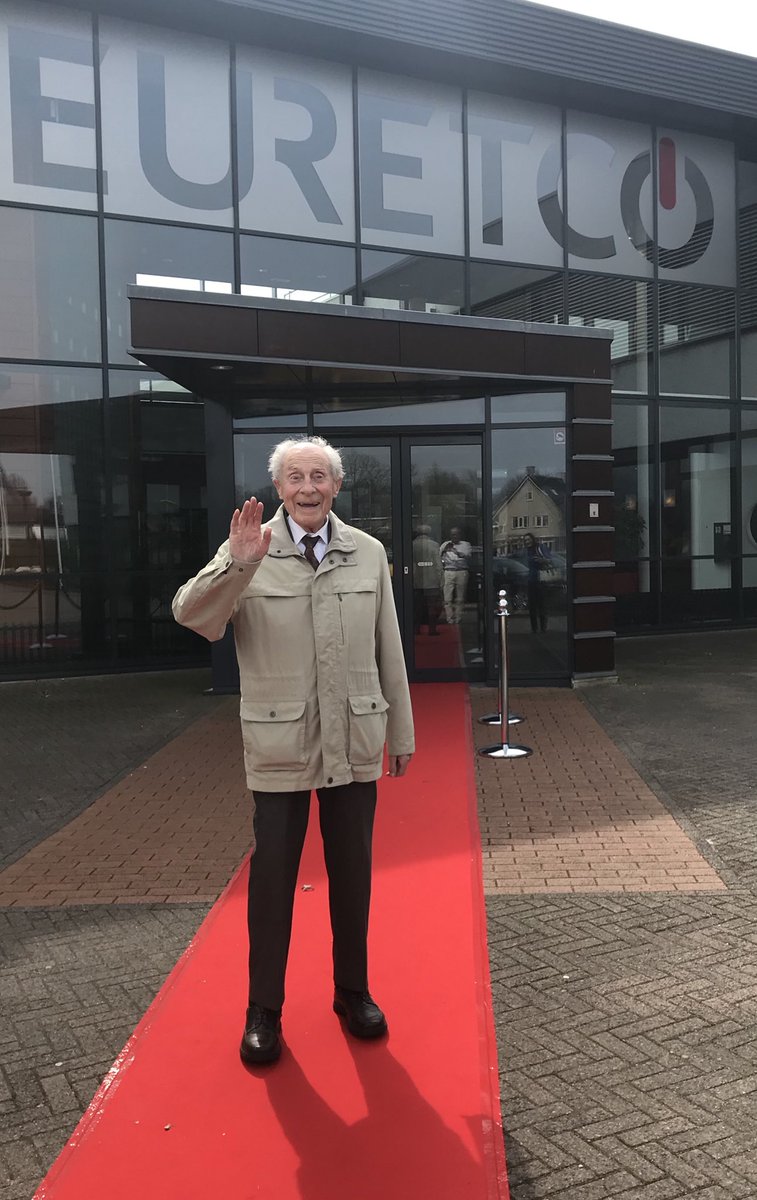mentholboek's tweet photo. Een van de hoofdgasten op de @Librisnieuws Inspiratiedag, Wim Aloserij β, De laatste getuigeβ wordt met een rode loper welkom geheten #libris2018 #delaatstegetuige https://t.co/Er4rNf6uCw