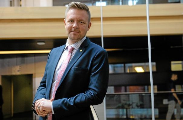 SaraJohansson's tweet photo. Fredrick Federley ställer upp i riksdagsvalet (Men han vill inte vinna.) 
https://t.co/ut46t6PZJb https://t.co/CXzOULmPw1