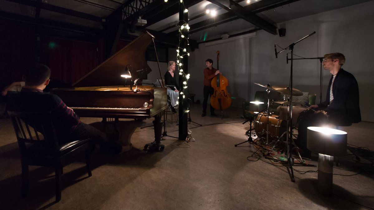 En attendant le son, on vous partage plein de belles images de notre session avec Sofie Sorman ! <a href="/suvi7/">sofie sorman</a> #music #jazz #livesession 
📷 facebook.com/pg/lousticsess…