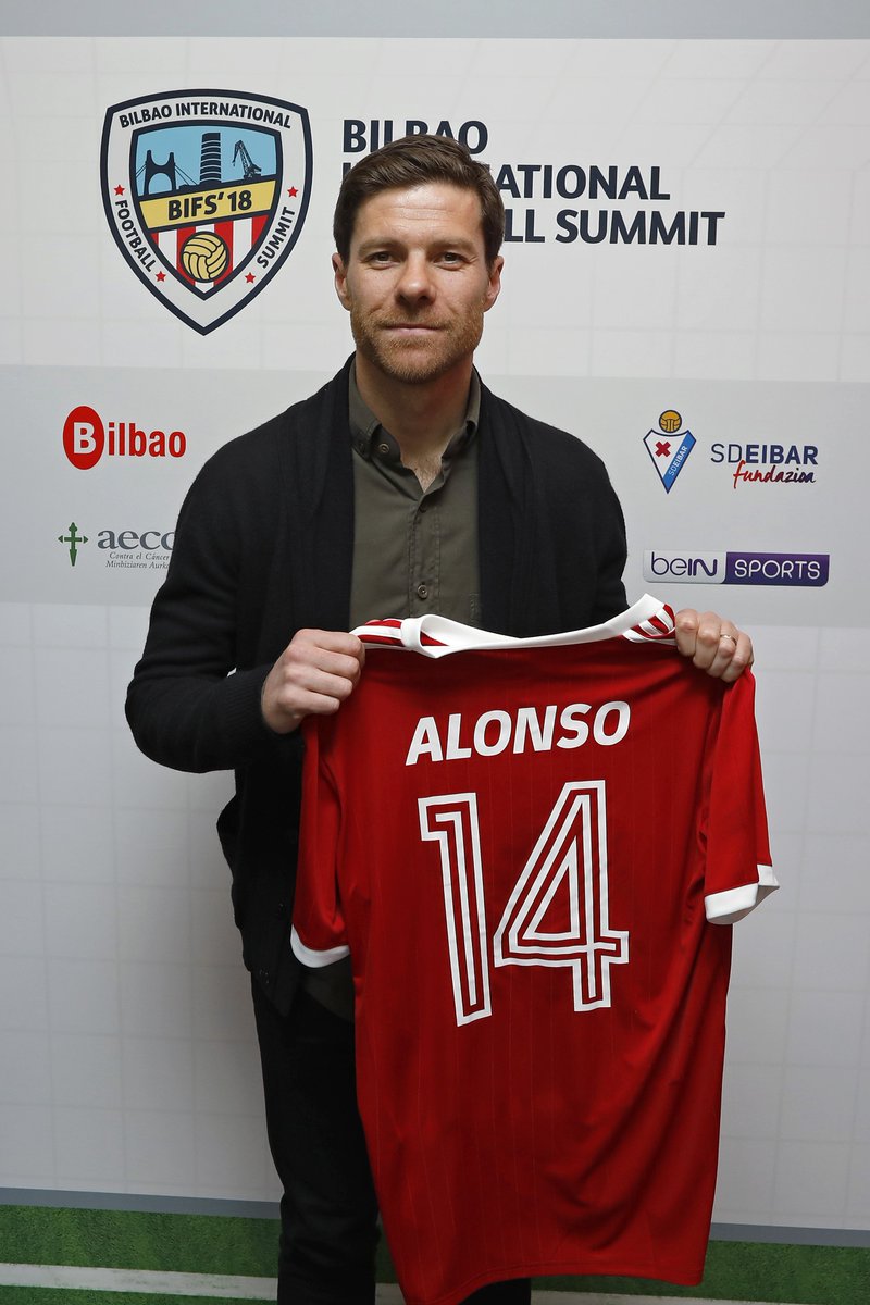 comunicaygana's tweet photo. El ex futbolista @XabiAlonso posó ante los medios con la camiseta oficial del #BIFS18. https://t.co/kmo6RWBSDn