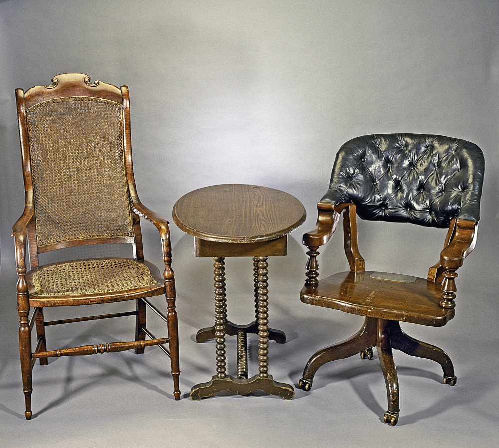 DavidJSkorton's tweet photo. Ulysses S. Grant and Robert E. Lee sat in these chairs on this day in 1865 to negotiate the end of the Civil War. They are on view in @amhistorymuseum’s “Price of Freedom” exhibition https://t.co/qac1cVZqAn https://t.co/ZfaK2NZdsf