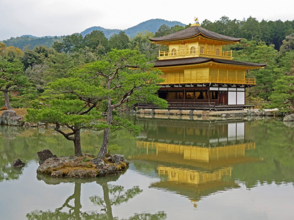 No wonder they call this the golden temple in #Kyoto.

#KinkakujiTemple #Japan