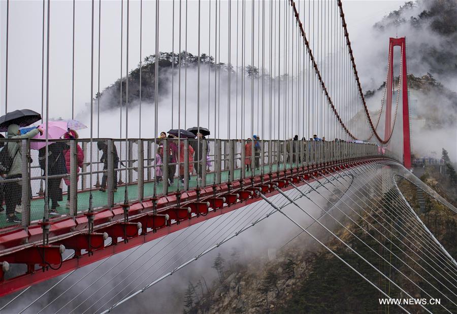 CCTV's tweet photo. Breathtaking skywalk in the Yimeng mountains in Linyi, east China's Shandong province. https://t.co/DfcoQU6KEW