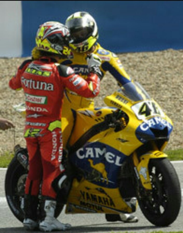 Borja_Sanchez46's tweet photo. Para todos los que dicen que Valentino no sabe aceptar disculpas porque tiene mal perder: esto es después de Jerez 2006.
Os dejo que busquéis lo que pasó porque si decís semejante gilipollez imagino que no tendréis ni puta idea. https://t.co/ZR2idGo6wt