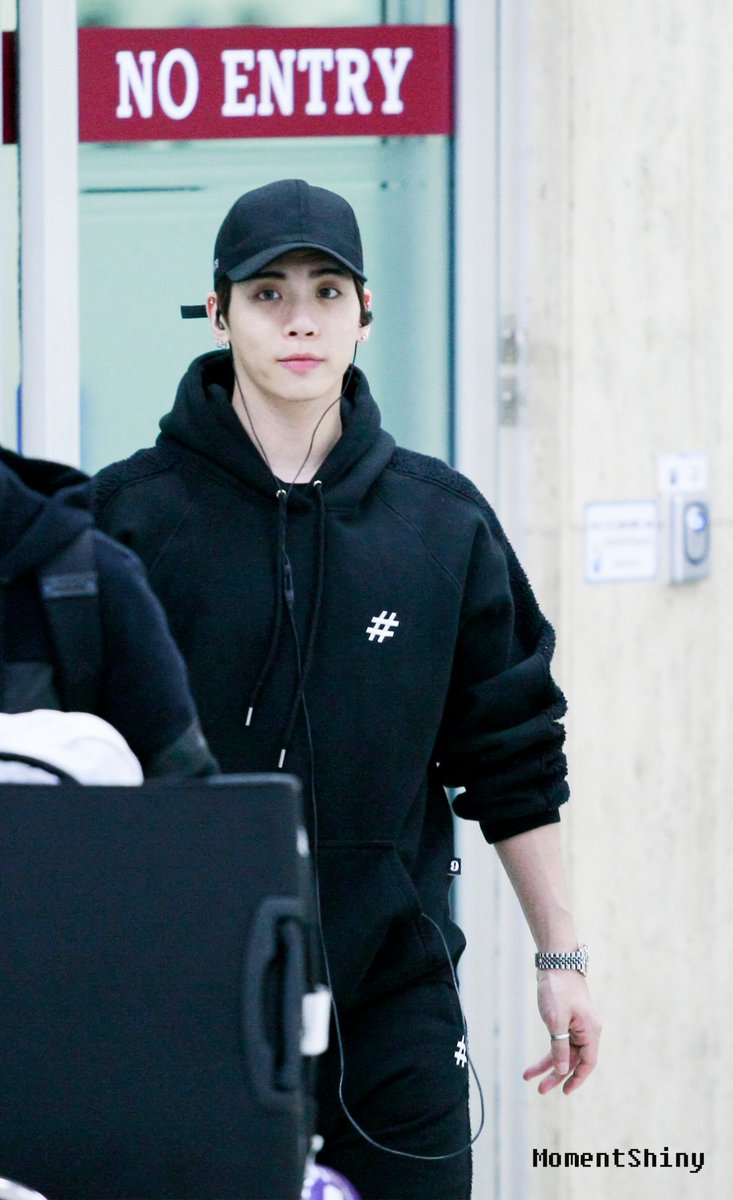 jjongonthisday's tweet photo. 170409 Gimpo airport https://t.co/Jp7uCQQ4Tb