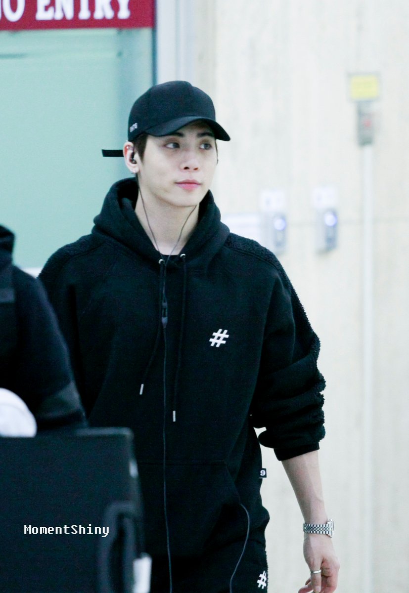 jjongonthisday's tweet photo. 170409 Gimpo airport https://t.co/Jp7uCQQ4Tb