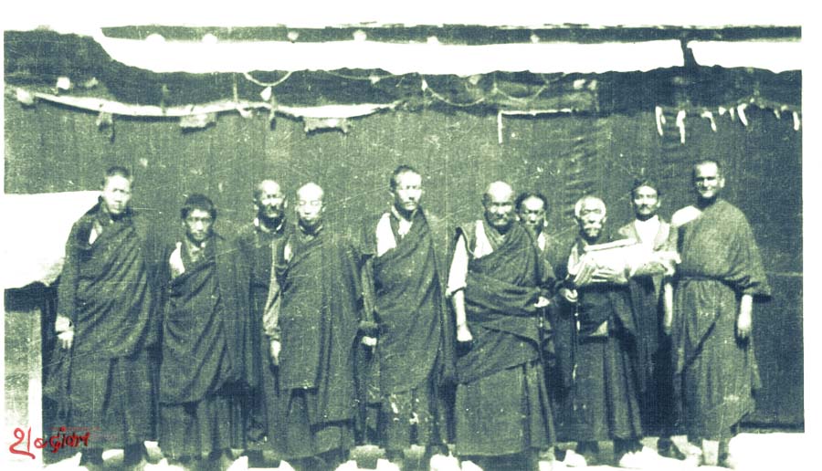 आज महापंडित राहुल सांकृत्यायन का जन्मदिवस है.
तिब्बत में खिंची यह तस्वीर 1933 की है.   
#RahulSankrityayan