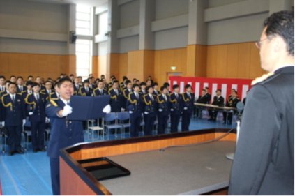 大分県警察 警察学校入校式 ４月１日に採用された警察官の入校式が６日に警察学校で行われました 警察学校では 警察 官として必要な一般知識や憲法 刑法等の法学のほか 柔道 剣道 逮捕術等の技能を学びます 仲間と切磋琢磨しながら 一人前の警察