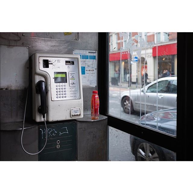 OliverHolms's tweet photo. Lucozade
.
.
.
.
#lucozade #stilllife #streetstilllife #streetphotography #street_photography #x100f #fujix100f #fujifilm #contemporaryphotography #oliverholms #orange #bottle #london #streetphoto https://t.co/boG2Jzi8aH https://t.co/FrRHDm3zQT