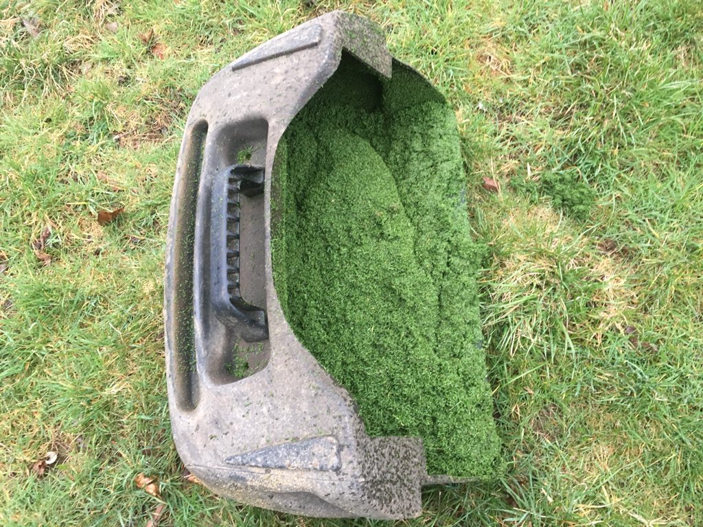 MarkSim93794378's tweet photo. Height of cut taken down this morning and greens cut #greenkeeping #levelsurfaces #clippings @KingsdownGC https://t.co/8jRJBqnA3U