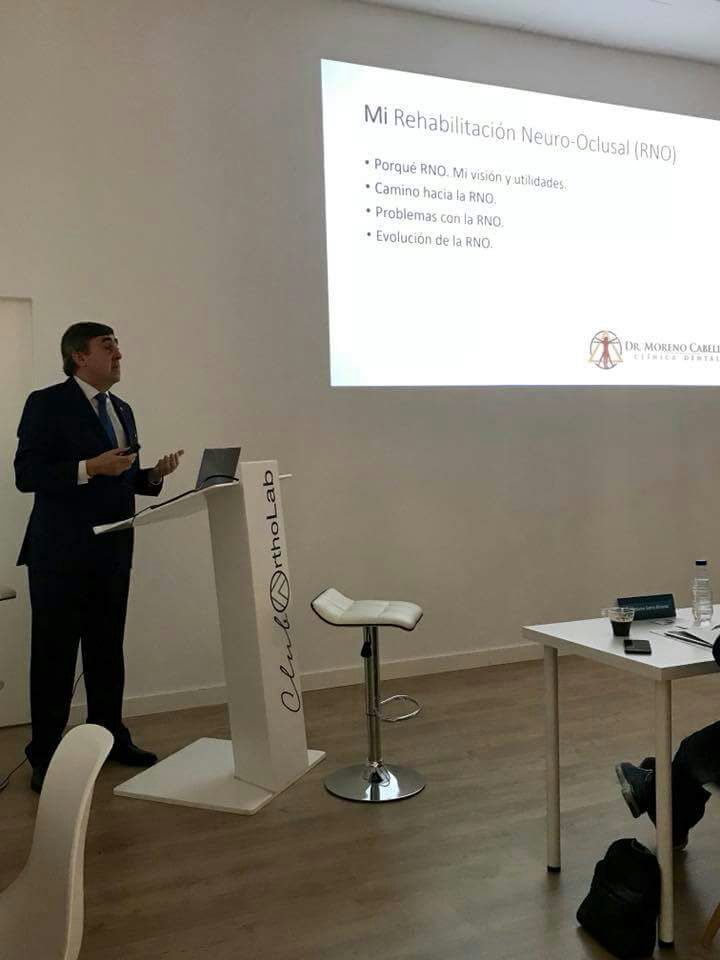 CliDentZafrilla's tweet photo. #Formación 🎓¡El pasado viernes y sábado lo pasamos formándonos con grandes profesionales de nuestro sector! 👩‍⚕

👉La Dra. Eva García asistió a un curso de #aparatología de #RNO  impartido por el Dr. @PedrongelMoreno🔝 ¡En @CliDentZafrilla la formación es esencial! 😁 https://t.co/3Uz71EVTMk