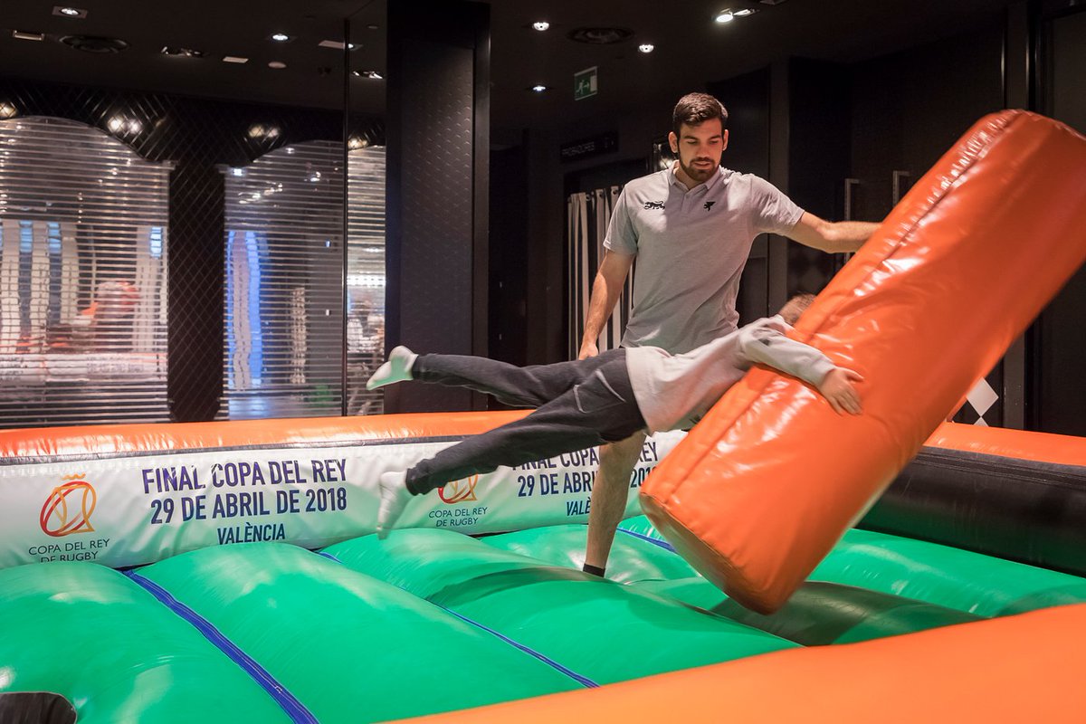 FinalcopaValenc's tweet photo. 📸 ¡ Gran fin de semana el que hemos vivido en el @CcomercialArena !
Actividades, diversión y ... la 🏆 #CopaRugby18
#TodosAValencia
#UnaFinalDeTodos
💻 https://t.co/1q6M1ztKjR https://t.co/Mug7Eat8js