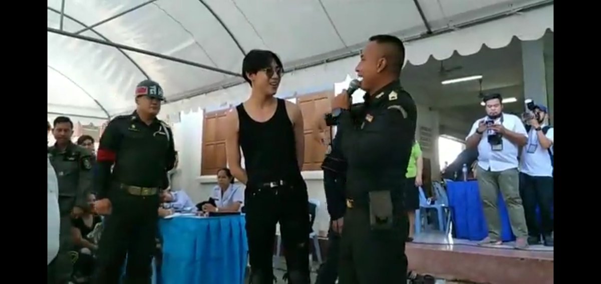 NannyBB_9597's tweet photo. พี่ทหาร : จะจับแล้วสั่นมั้ย
แบมแบม : ??? สั่นคืออะไรฮะ
พี่ทหาร : ทำท่า พร้อมอธิบาย
แบมแบม : อ่อฮะตื่นเต้นนิดนึง
#BamBam #BamBamBlackcard https://t.co/wiuRLgjWPi