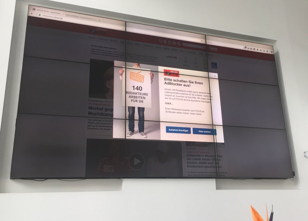 NiceBastard's tweet image. „Bitte schalten Sie Ihren Adblocker aus!” Monitor in der Lobby des Burda-Verlags