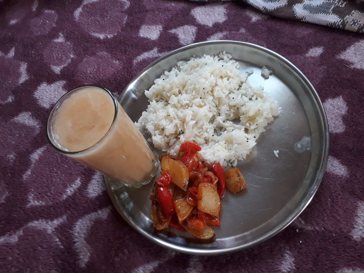 Manjall's tweet photo. Ghee rice n capsicum potato fry n Mosambi juice 🌶🌶🍲🍲🍹🍹 #LunchUpdates https://t.co/oPh2ZOG4YX