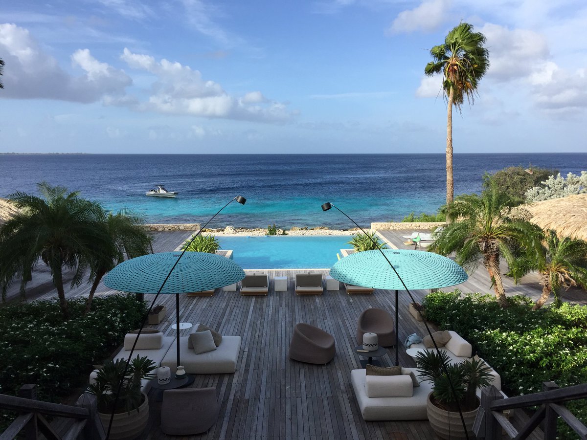 Niet om jullie jaloers te maken hoor, maar over precies twee weken is dit ons (tijdelijke) kantoor. Pfoe, zwaar leven...  😅
#work #officiewithaview #bonaire
