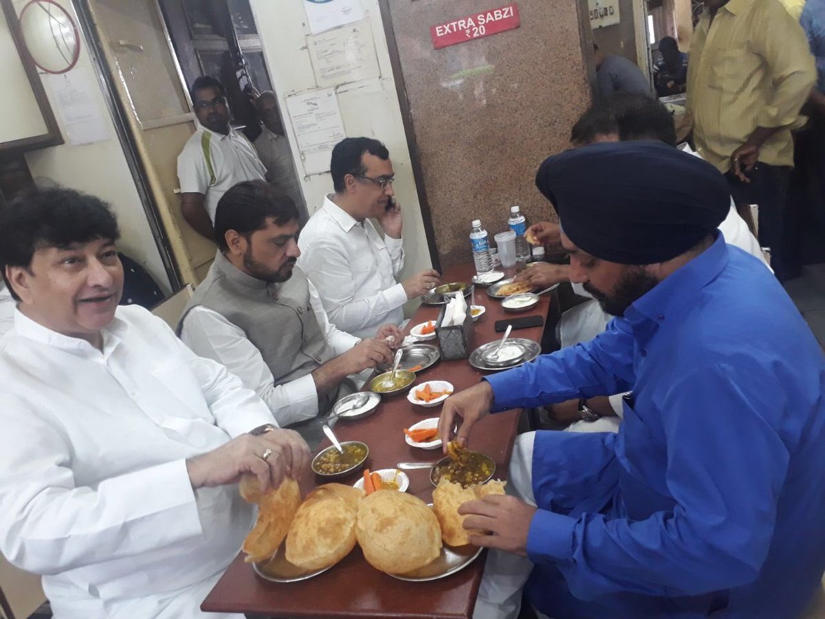 dkpatel_in's tweet photo. #FeastBeforeFast 
New Delhi @INCIndia top leaders Feasting Chhole Bhature &amp; Biriyani prior to go on fast with @RahulGandhi at Raj Ghaat!

Hypocrates fooling India👇 https://t.co/NDVpVvEDmA
