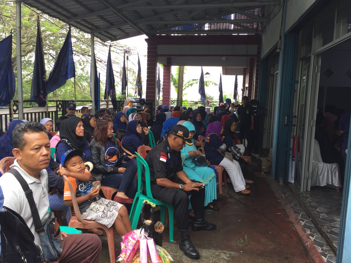 Kang <a href="/SaanMustopa/">Saan Mustopa</a> mlakukn konsolidasi pengurus NasDem Kabupaten Sukabumi skligus baksos pembagian sembako kpd masyrkat Sukabumi. @AakenehH <a href="/Fraksi_NasDem/">Fraksi NasDem</a> <a href="/NasDem/">Partai NasDem</a> <a href="/nasdem_dpwjabar/">Partai NasDem Jabar</a> <a href="/ridwankamil/">Ridwan Kamil</a> <a href="/DPWNasDemJabar/">Info NasDem Jabar</a>