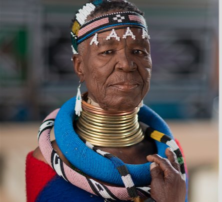 Ndebele artist and international icon Esther Mahlangu is to receive her honorary degree from the University of Johannesburg today: ow.ly/4KlQ30jkOoz

#DrEstherMahlangu