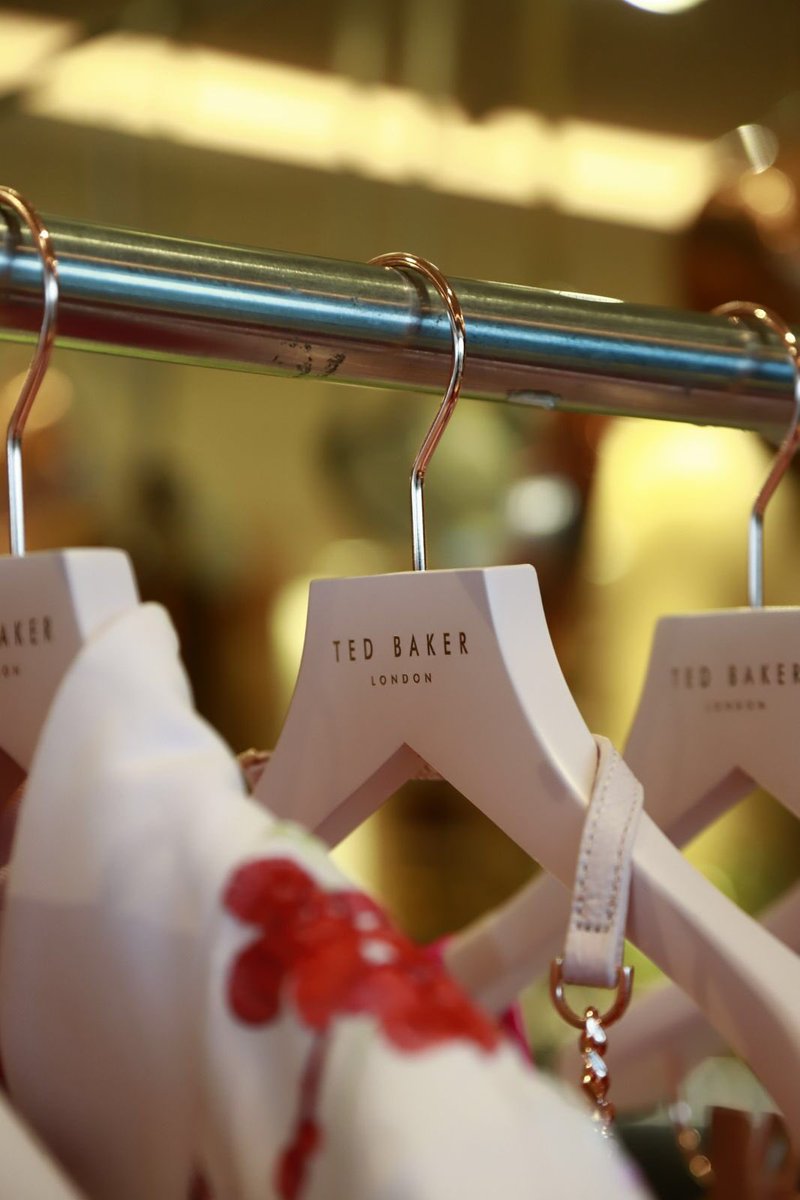 elcorteingles's tweet photo. La colección #BackToTheFuchsia de @ted_baker apuesta por prendas florares, impresiones digitales y bordados que homenajean al icónico color. Ideales para cualquier momento del día. ¡Nos encantan!#CaféClandestino #LasNubesCatellana https://t.co/0AxCYfzVrz