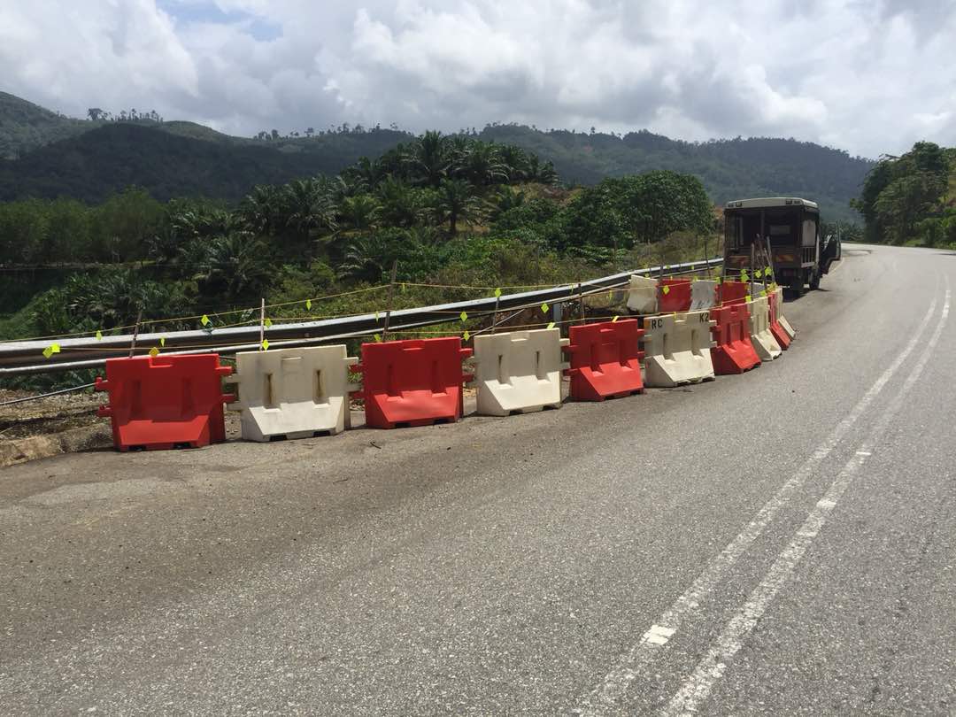Team rondaan rutin kemaskini TMP demi keselamatan pengguna jalan Aring - Tasik Kenyir. Hati - hati ketika memandu.

Laluan FT036 KM 62.070 LHS.

<a href="/CerunJKR/">Cerun JKR Malaysia</a> <a href="/ProtascoBerhad/">Protasco Berhad</a> @Roadcare_Msia <a href="/jkrguamusang/">JKR Gua Musang</a> <a href="/BhgJalan_Kelate/">Bhg Jalan JKR Kelantan</a>  @RoadcareK @Roadcare_K2
