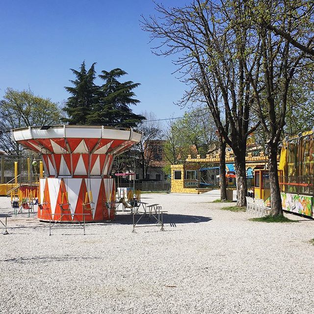 lolitoapketa's tweet photo. Climbing city walls.

#sullemura di #Treviso #muraditreviso #giostra #calcinculo #carousel #chairoplane #swingride #manège #carrousel #enpause #chaisesvolantes #rossobianco #redandwhite #rougeetblanc #primavera #springwalk #citywalls #citypark #printemps… https://t.co/xrWphN718M https://t.co/Vc3lUzEaEn