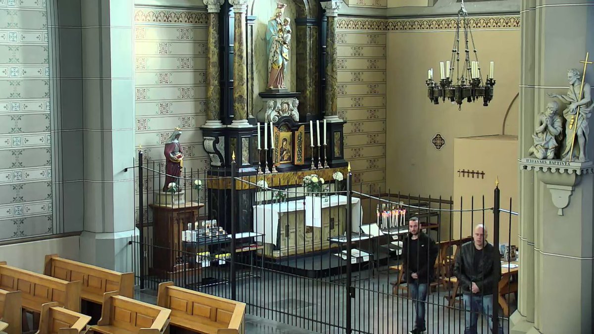 Hallo, wie zijn jullie? Wij weten dat jullie vermoedelijk meerdere keren geld hebben gestolen uit een kerk in #Grave. Misschien worden jullie herkend door onze volgers. Kijk goed en help ons mee om deze diefstallen op te lossen! politie.nl/mijn-buurt/gez…