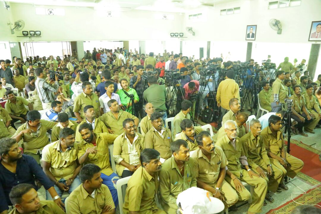 BSYBJP's tweet photo. ಬೆಂಗಳೂರಿನ ಶಿವಾಜಿನಗರಕ್ಕೆ ಆಟೋದಲ್ಲಿ ತೆರಳಿ ಆಟೋ ಚಾಲಕರು ಮತ್ತು ಮಾಲೀಕರ ಜೊತೆ ಸಂವಾದ ನಡೆಸಿದೆ. ರಾಜ್ಯದಲ್ಲಿ ಬಿಜೆಪಿ ಸರಕಾರ ಅಧಿಕಾರಕ್ಕೆ ಬಂದೊಡನೆ ಆಟೋ ಚಾಲಕರ ಅಭಿವೃದ್ಧಿ ಮಂಡಳಿ ಸ್ಥಾಪಿಸಿ, ಆಟೋ ಚಾಲಕರಿಗೆ ಆರ್ಥಿಕ ನೆರವು, ಆರೋಗ್ಯ ಸೇವೆ ಮತ್ತು ಅವರ ಮಕ್ಕಳಿಗೆ ಶಿಕ್ಷಣ ಸೌಲಭ್ಯ ಕಲ್ಪಿಸಲು ಅಗತ್ಯ ಕ್ರಮ ಕೈಗೊಳ್ಳುತ್ತೇವೆ. https://t.co/0mUflUAxvA