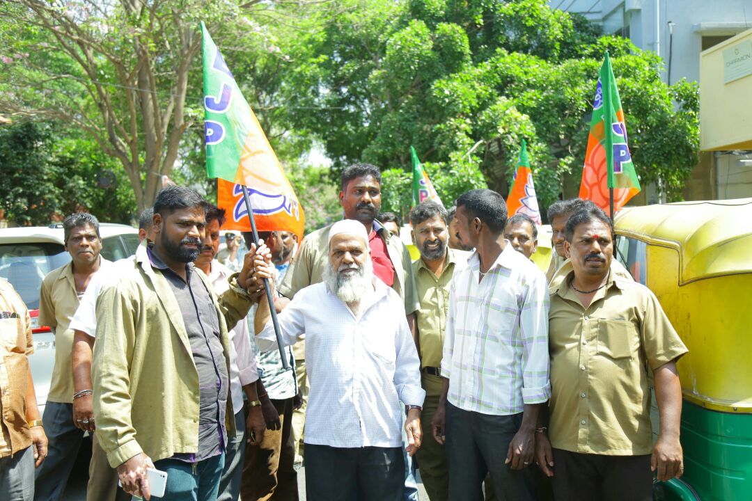 BSYBJP's tweet photo. ಬೆಂಗಳೂರಿನ ಶಿವಾಜಿನಗರಕ್ಕೆ ಆಟೋದಲ್ಲಿ ತೆರಳಿ ಆಟೋ ಚಾಲಕರು ಮತ್ತು ಮಾಲೀಕರ ಜೊತೆ ಸಂವಾದ ನಡೆಸಿದೆ. ರಾಜ್ಯದಲ್ಲಿ ಬಿಜೆಪಿ ಸರಕಾರ ಅಧಿಕಾರಕ್ಕೆ ಬಂದೊಡನೆ ಆಟೋ ಚಾಲಕರ ಅಭಿವೃದ್ಧಿ ಮಂಡಳಿ ಸ್ಥಾಪಿಸಿ, ಆಟೋ ಚಾಲಕರಿಗೆ ಆರ್ಥಿಕ ನೆರವು, ಆರೋಗ್ಯ ಸೇವೆ ಮತ್ತು ಅವರ ಮಕ್ಕಳಿಗೆ ಶಿಕ್ಷಣ ಸೌಲಭ್ಯ ಕಲ್ಪಿಸಲು ಅಗತ್ಯ ಕ್ರಮ ಕೈಗೊಳ್ಳುತ್ತೇವೆ. https://t.co/0mUflUAxvA