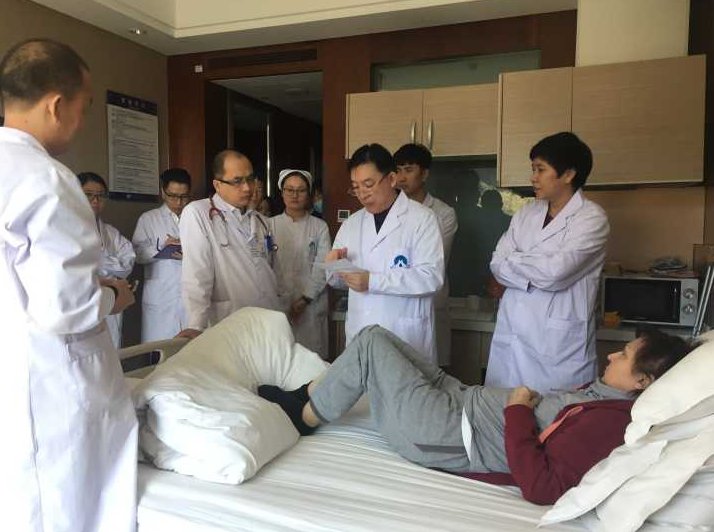 Professor Yang Hongtao was making the rounds of the wards.He is one of the top nephrologists in China.