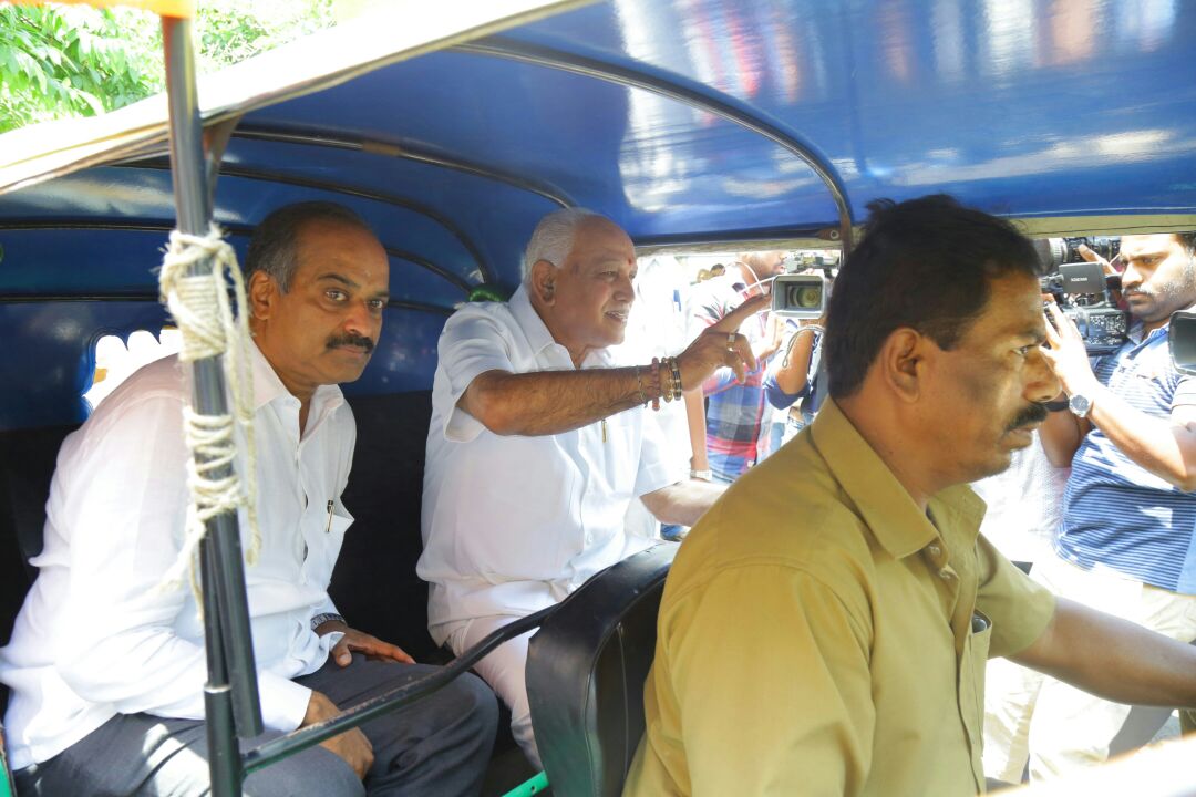 BSYBJP's tweet photo. ಬೆಂಗಳೂರಿನ ಶಿವಾಜಿನಗರಕ್ಕೆ ಆಟೋದಲ್ಲಿ ತೆರಳಿ ಆಟೋ ಚಾಲಕರು ಮತ್ತು ಮಾಲೀಕರ ಜೊತೆ ಸಂವಾದ ನಡೆಸಿದೆ. ರಾಜ್ಯದಲ್ಲಿ ಬಿಜೆಪಿ ಸರಕಾರ ಅಧಿಕಾರಕ್ಕೆ ಬಂದೊಡನೆ ಆಟೋ ಚಾಲಕರ ಅಭಿವೃದ್ಧಿ ಮಂಡಳಿ ಸ್ಥಾಪಿಸಿ, ಆಟೋ ಚಾಲಕರಿಗೆ ಆರ್ಥಿಕ ನೆರವು, ಆರೋಗ್ಯ ಸೇವೆ ಮತ್ತು ಅವರ ಮಕ್ಕಳಿಗೆ ಶಿಕ್ಷಣ ಸೌಲಭ್ಯ ಕಲ್ಪಿಸಲು ಅಗತ್ಯ ಕ್ರಮ ಕೈಗೊಳ್ಳುತ್ತೇವೆ. https://t.co/0mUflUAxvA
