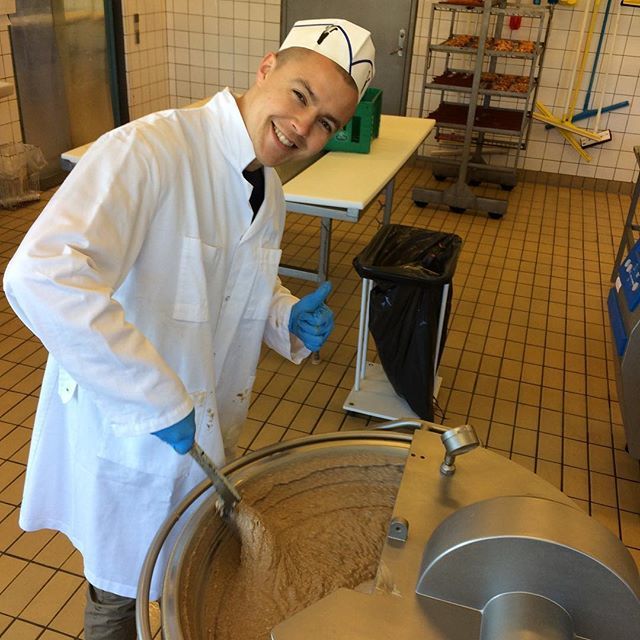 Crickster_'s tweet photo. En glad Martin og resten af det professionelle hold bag levepostejen er snart klar med en ny portion - perfekt til en sund og mere bæredygtig madpakke😊🌍 A happy Martin and the rest of the professional team behind the levepostej is soon ready with a n… https://t.co/KejN4gNcQO https://t.co/cE5WP9m2fo