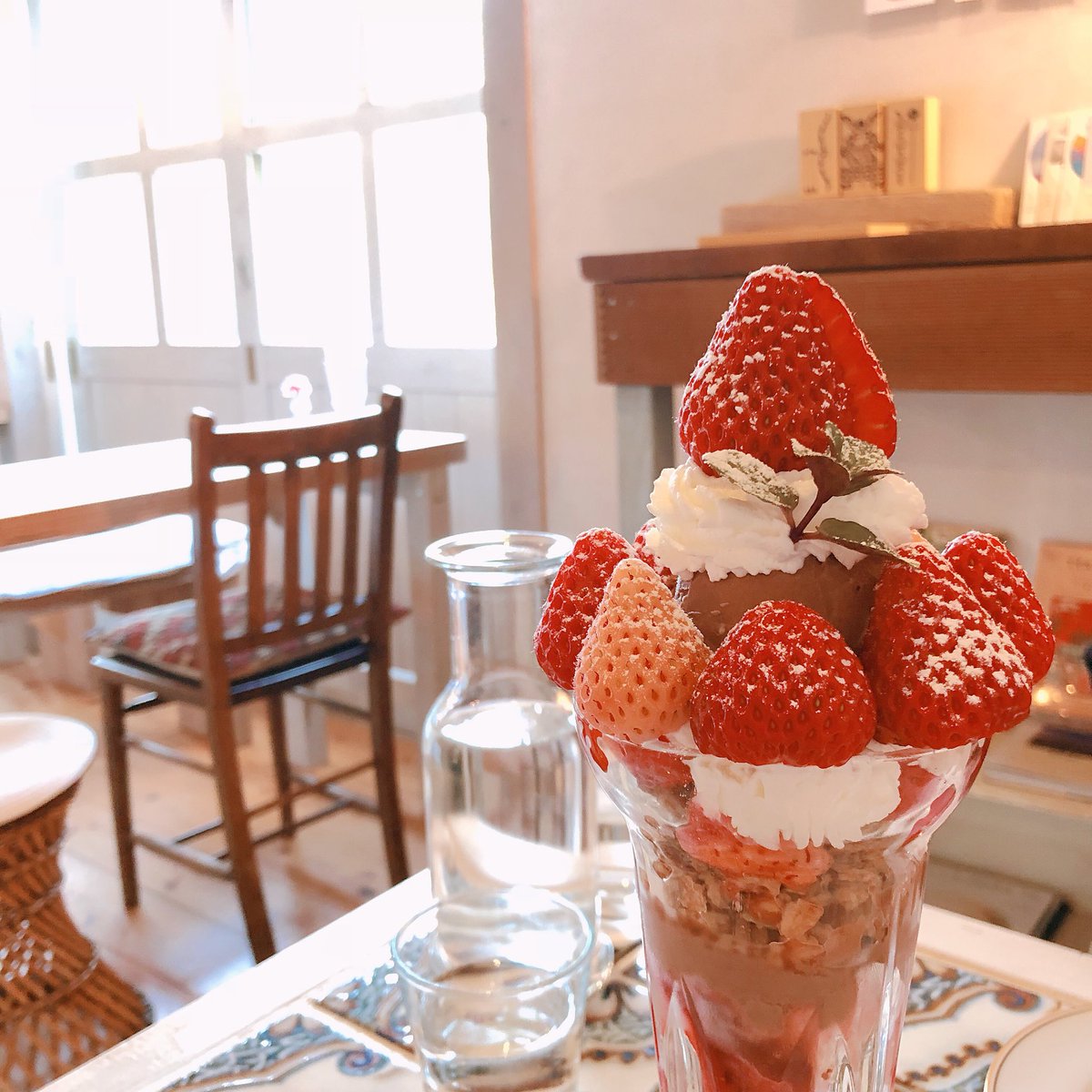 reina_anai's tweet photo. 宮崎県 串間市にある
SEA BISCUiT PARLOUR
(シー ビスケット パーラー)🍓♡

最高に美味しかった🤤🍓
今の時期は苺らしいけど、
梅雨になると旬のマンゴーになったり
メニューが
季節で旬の果物に変わるらしい♡

お店のすぐ近くに海もあって
最高にリフレッシュできる場所でした🏖💓 https://t.co/gADzNIDySQ