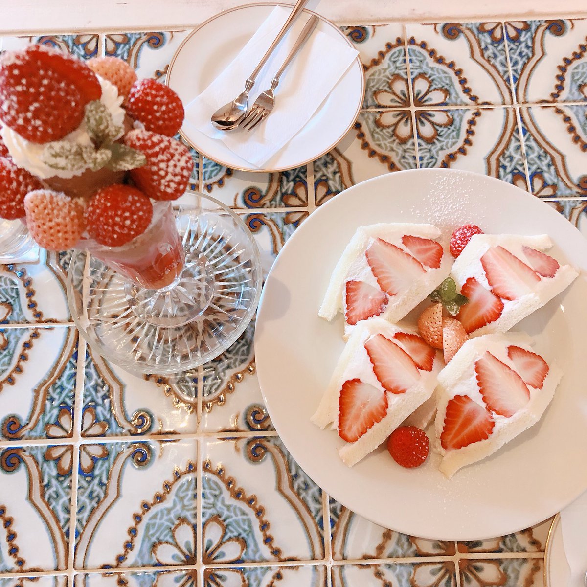 reina_anai's tweet photo. 宮崎県 串間市にある
SEA BISCUiT PARLOUR
(シー ビスケット パーラー)🍓♡

最高に美味しかった🤤🍓
今の時期は苺らしいけど、
梅雨になると旬のマンゴーになったり
メニューが
季節で旬の果物に変わるらしい♡

お店のすぐ近くに海もあって
最高にリフレッシュできる場所でした🏖💓 https://t.co/gADzNIDySQ