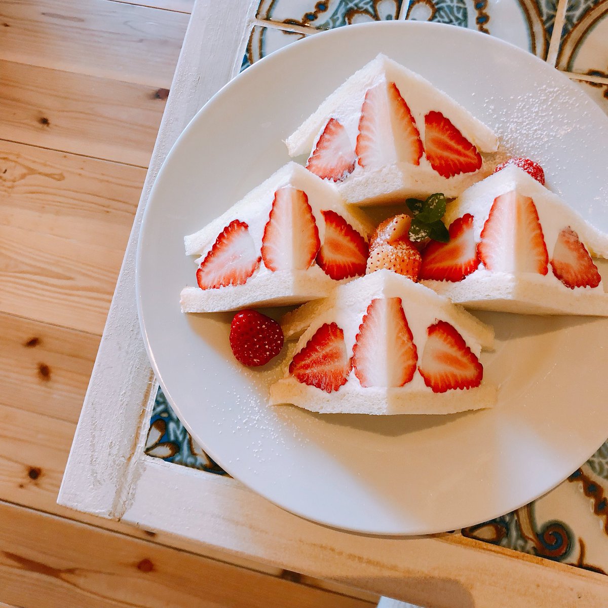 reina_anai's tweet photo. 宮崎県 串間市にある
SEA BISCUiT PARLOUR
(シー ビスケット パーラー)🍓♡

最高に美味しかった🤤🍓
今の時期は苺らしいけど、
梅雨になると旬のマンゴーになったり
メニューが
季節で旬の果物に変わるらしい♡

お店のすぐ近くに海もあって
最高にリフレッシュできる場所でした🏖💓 https://t.co/gADzNIDySQ